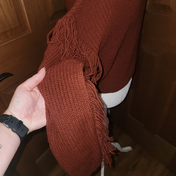 Maroon Cropped Fringe Sweater - Picture 3 of 4
